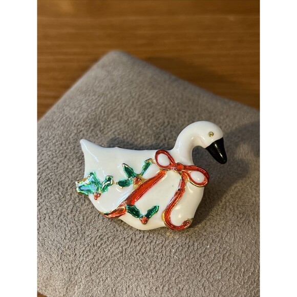 HOLIDAY 12 DAYS CHRISTMAS SWAN  GOOSE ENAMEL GOLD TONE BROOCH - Picture 2 of 4